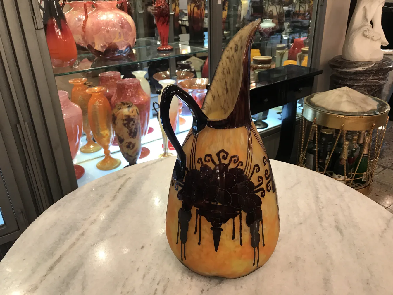 Verre décoratif ancien signé Le Verre avec des motifs élégants.