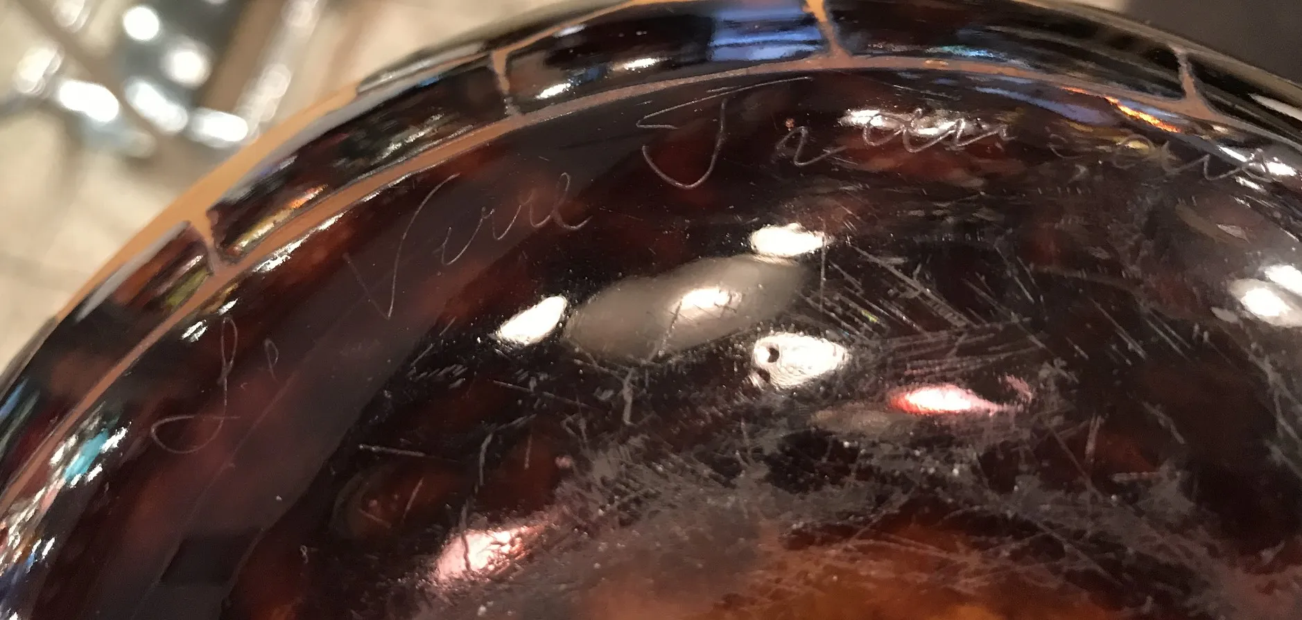 Vidrio antiguo firmado, elegante y con detalles visibles.