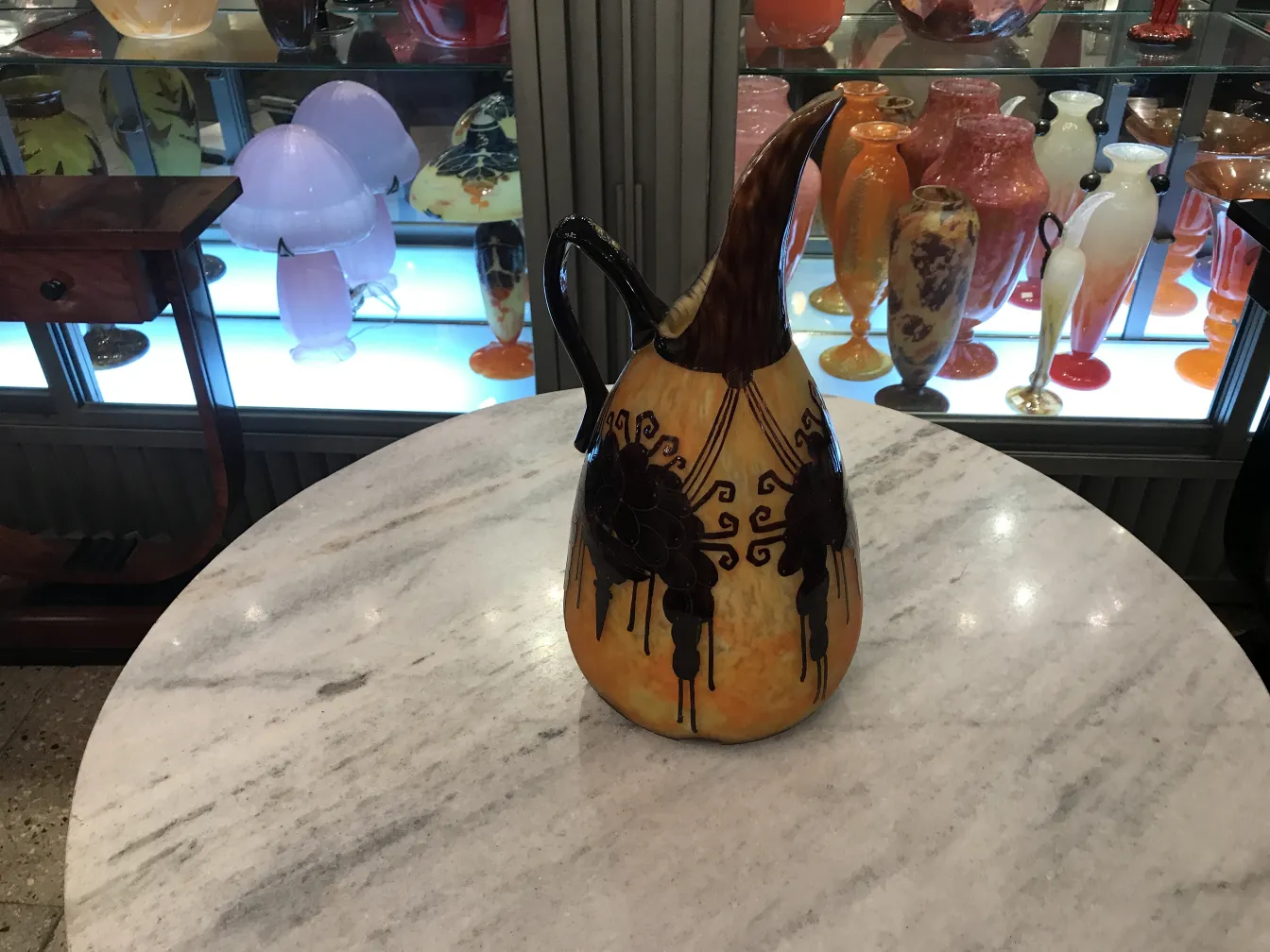 antigüedad vidrio firmado Le Verre en ambiente decorativo