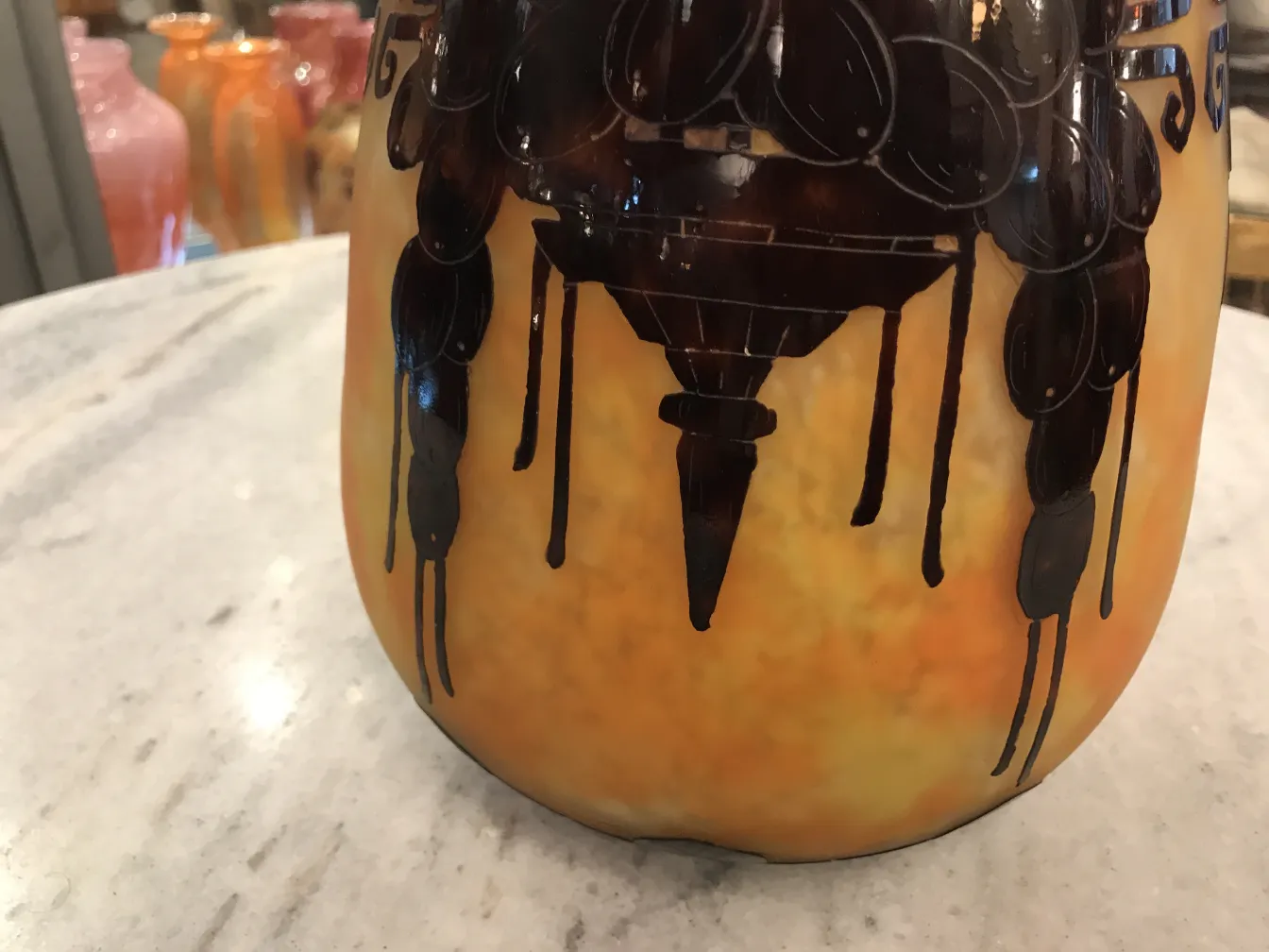 Vidro assinado com design escuro e fundo amarelo