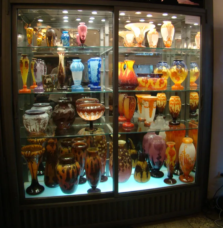 verschiedene antike Glasvasen mit bunten Designs