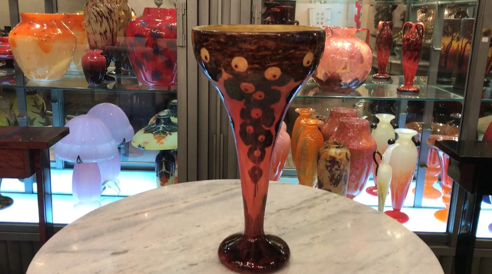 Vidro assinado Le Verre em exibição de antiguidades coloridas