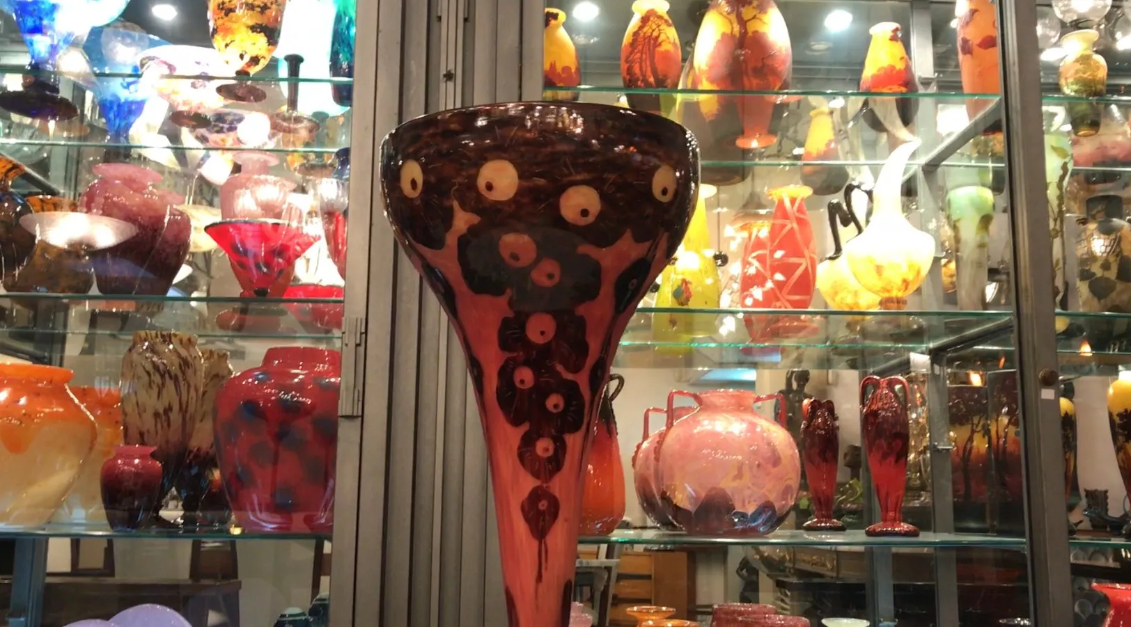 装飾的なディテールを持つ古いサイン入りグラス（Le Verre）。