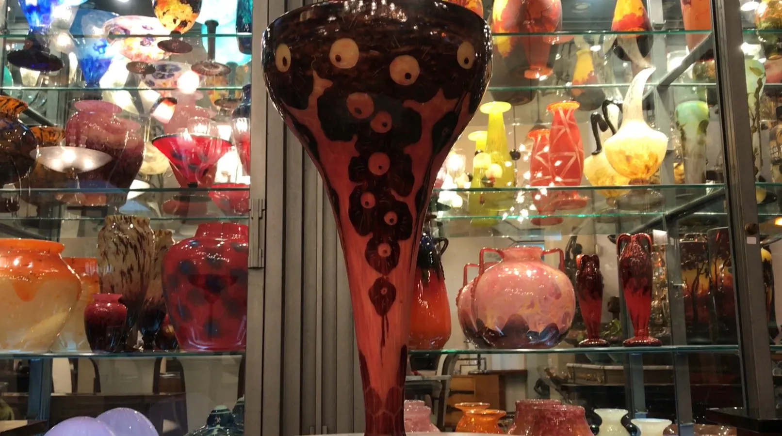 Antiquität signiertes Glas Le Verre mit bunten Designs in Vitrine