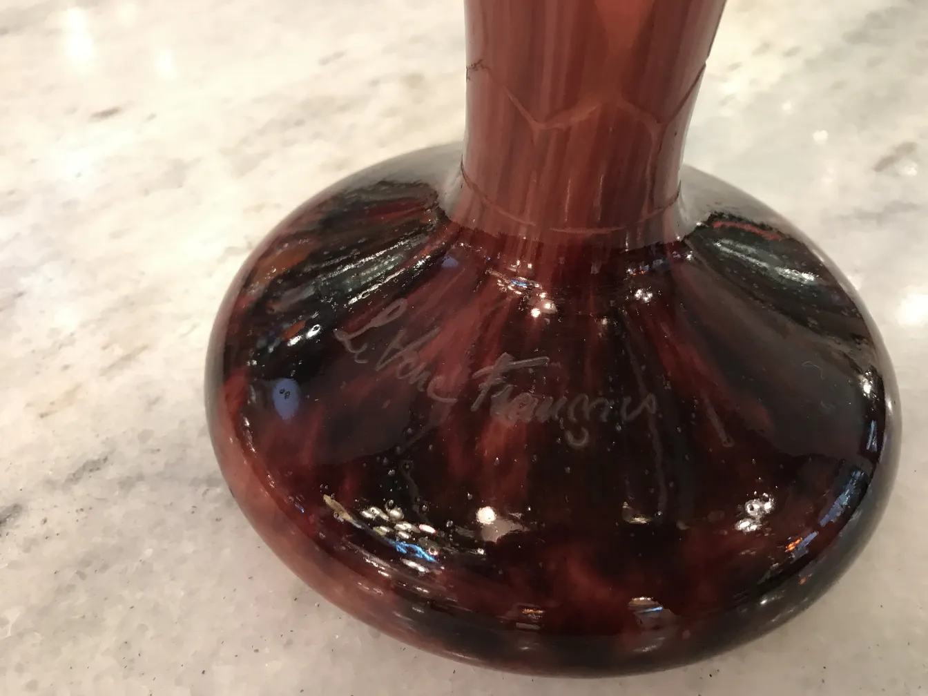 Vidrio firmado Le Verre con base curvada y detalles de diseño, antigüedad.
