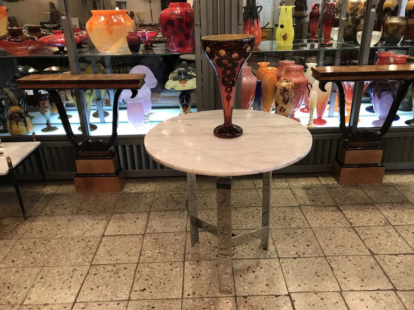 Vetro firmato Le Verre in un ambiente di antichità colorato