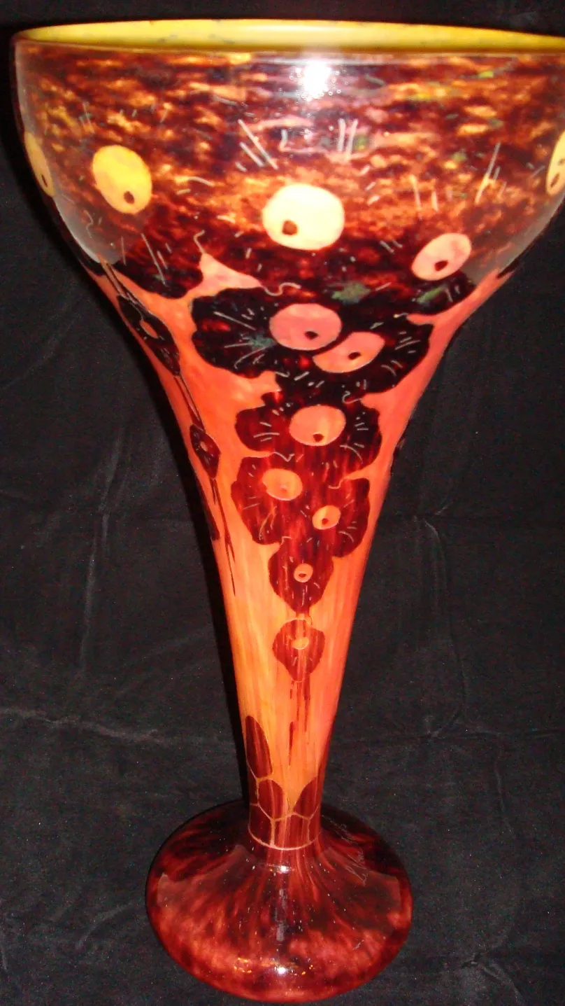 Verre signé Le Verre avec motifs floraux colorés.