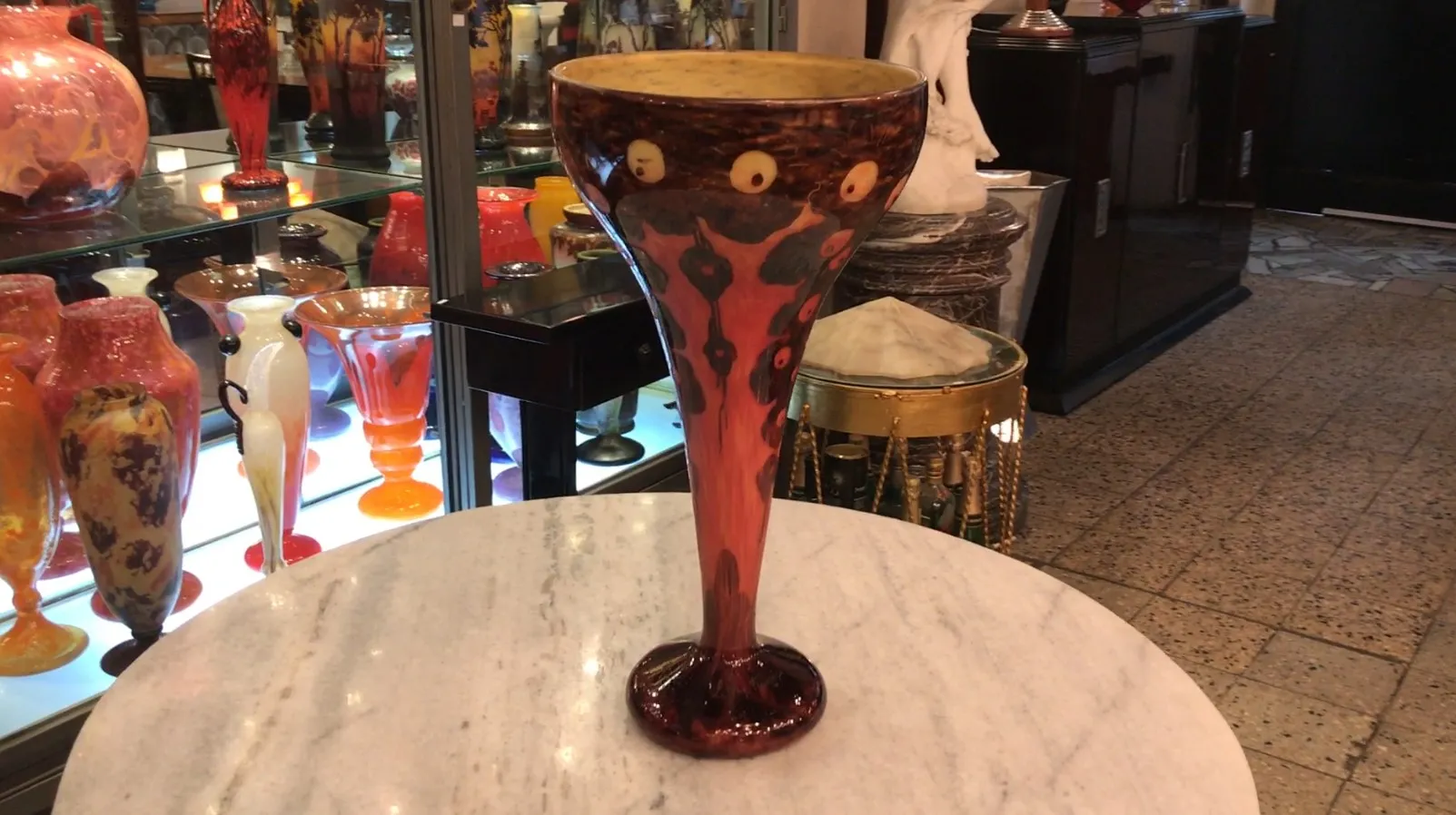 Antiquariato vetro firmato con elementi decorativi vivaci.