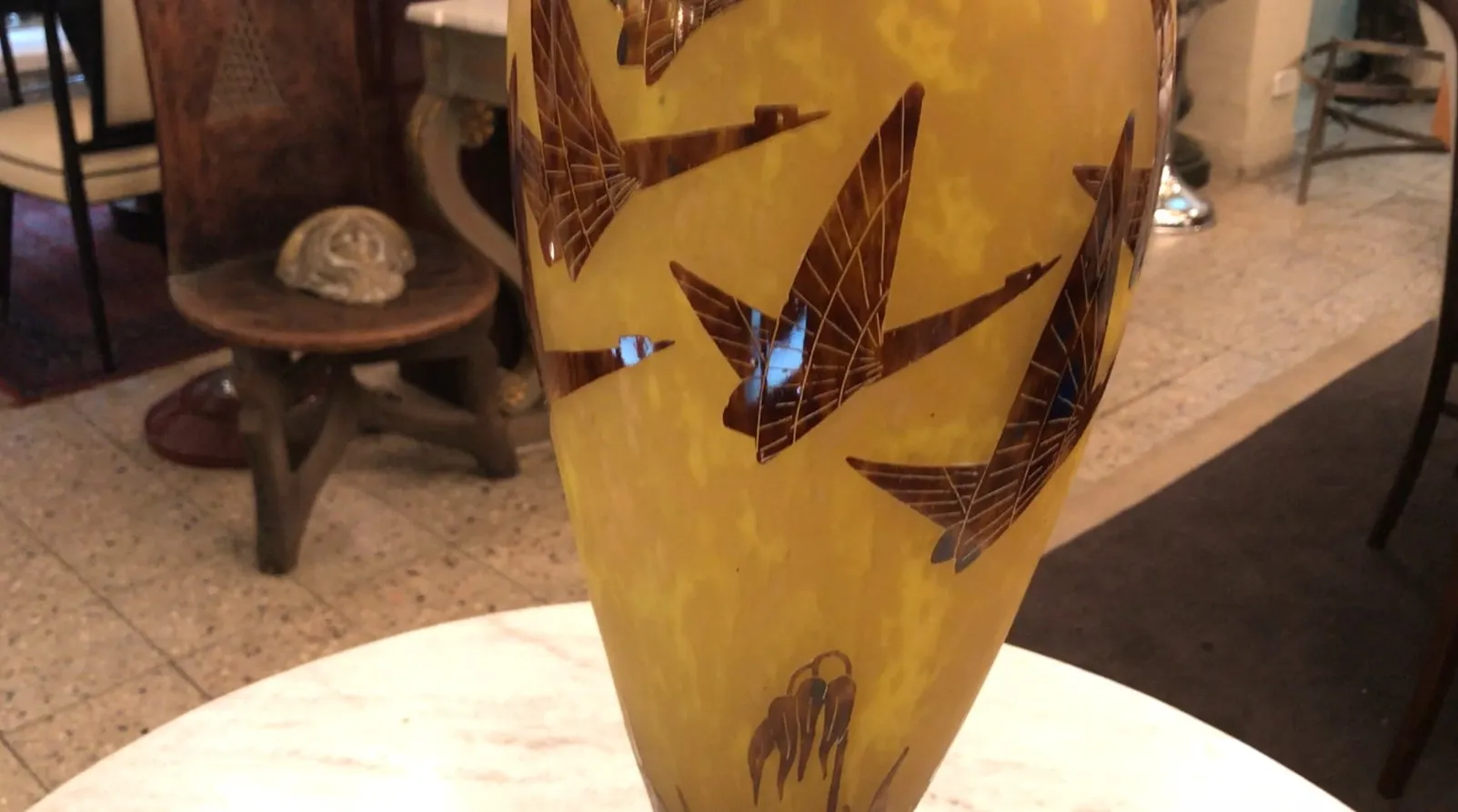 подписанное стекло Le Verre с дизайном птиц на желтом