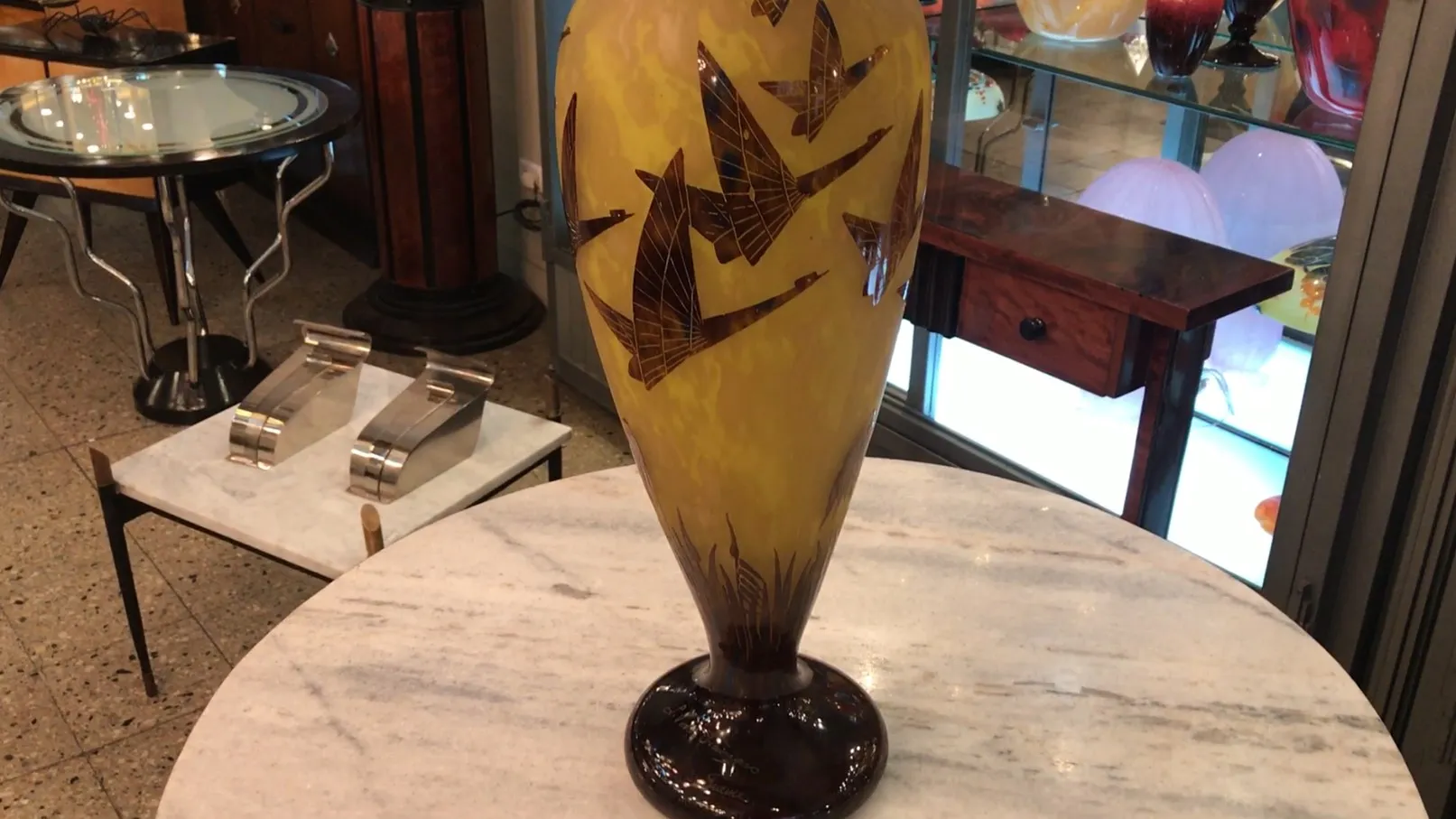 vase ancien avec des oiseaux, décoré en jaune et marron
