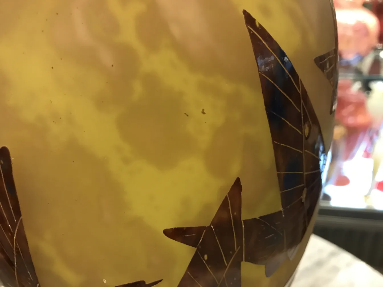 Verre antique signé Le Verre avec motif de feuilles