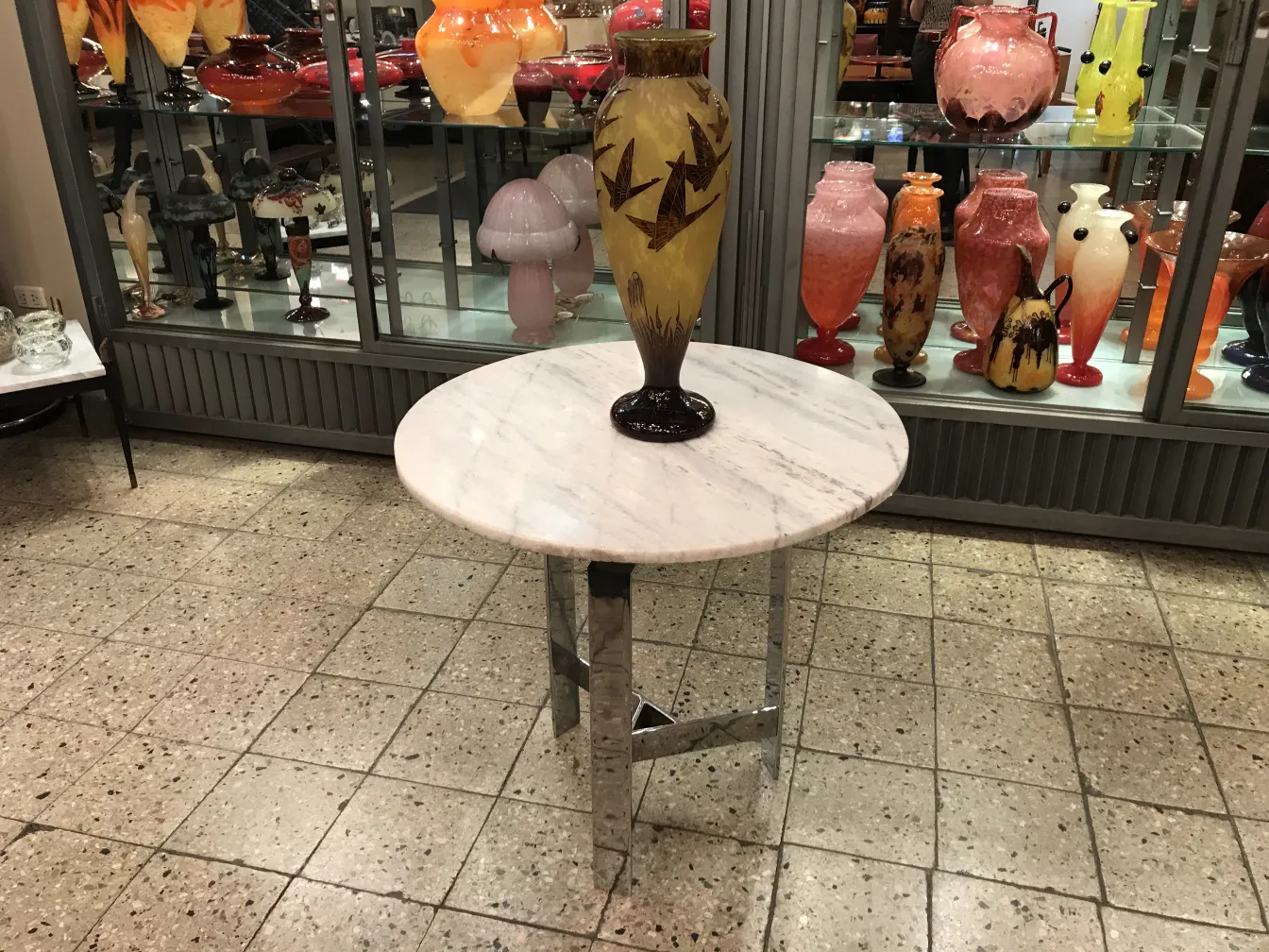 Antigüedad con un vaso de cristal tallado y un ambiente elegante