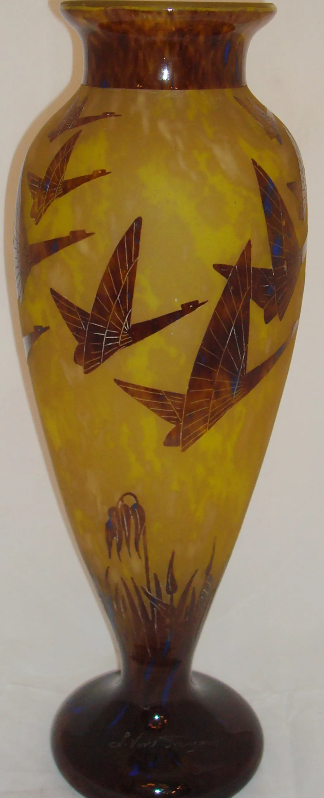 Antique signed glass with bird decoration in flight, ideal for collection
