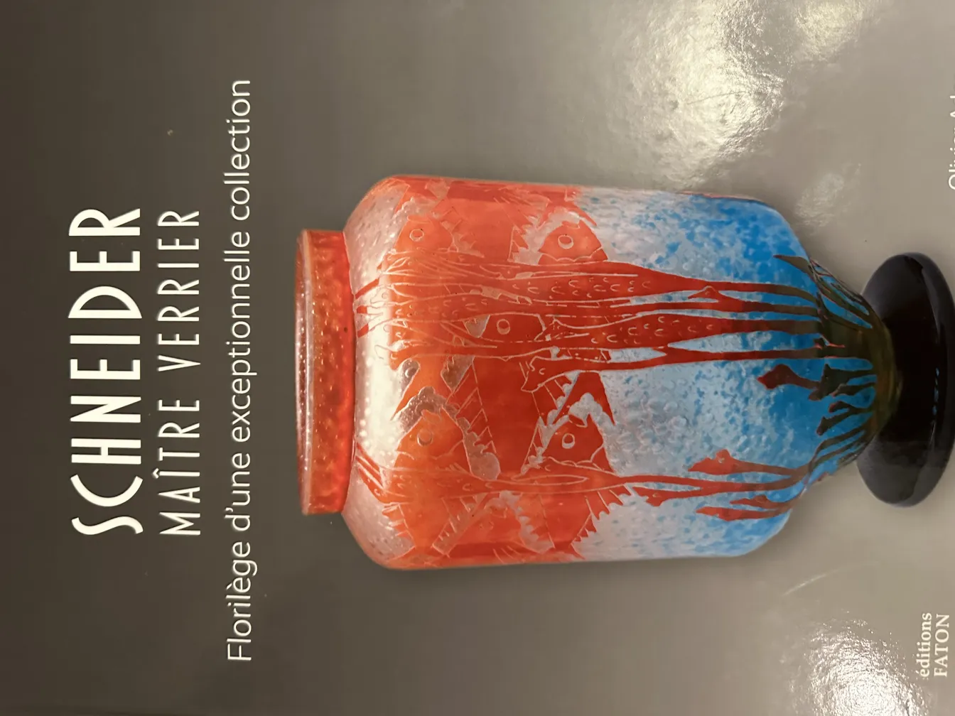 vase en verre antique avec motif bleu et rouge, fleurs