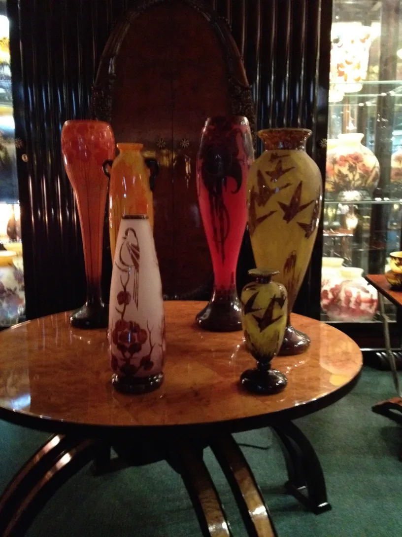 Vasos antigos de vidro assinado Le Verre coloridos sobre uma mesa