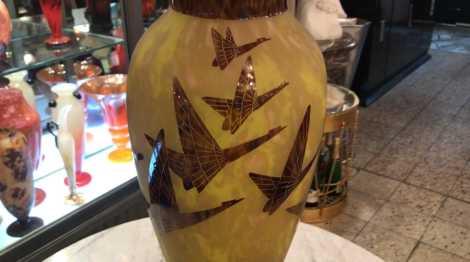 古老的签名玻璃Le Verre与鸟，背景丰富多彩