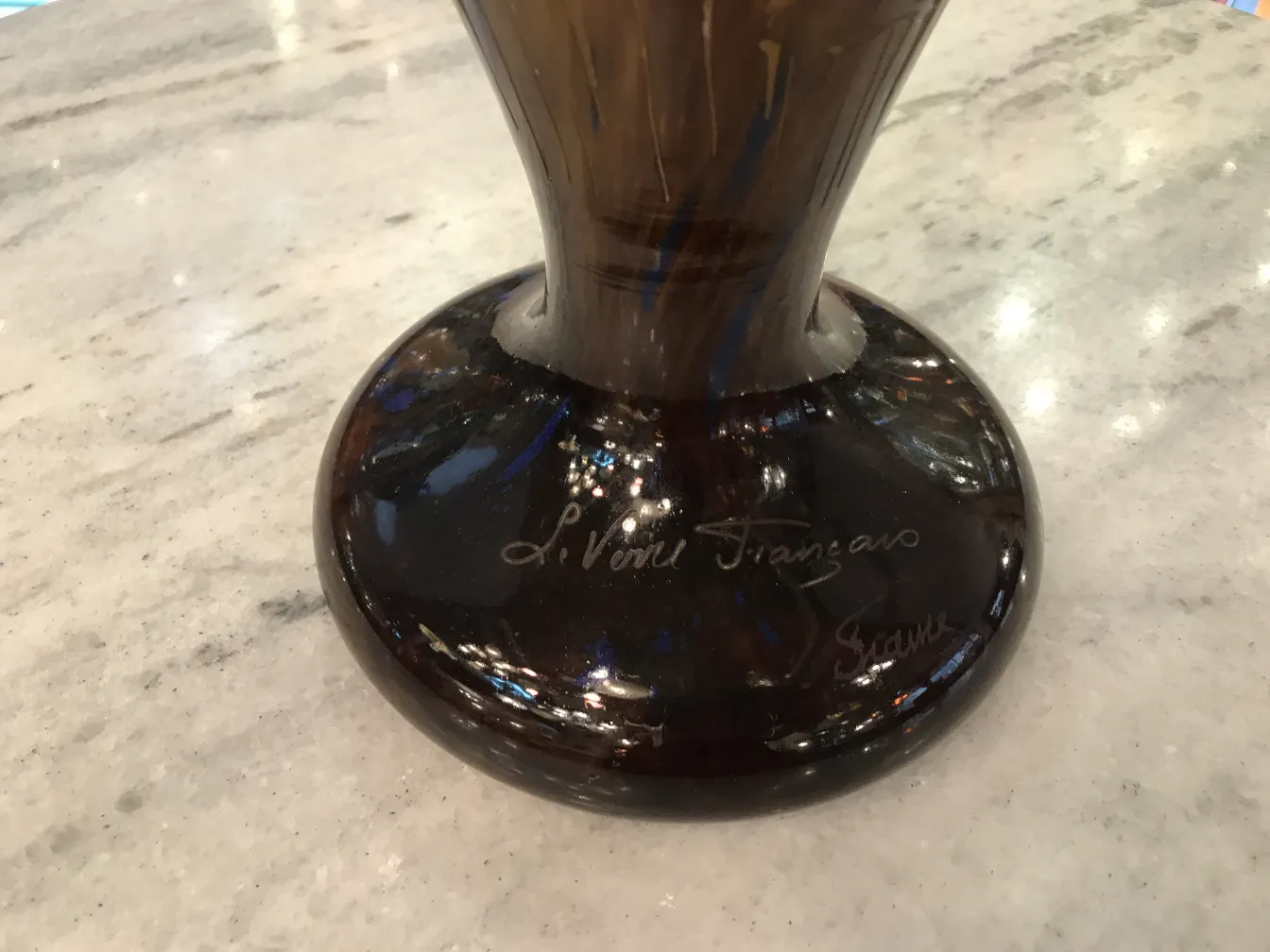 Vidro antigo com assinatura Le Verre, design elegante e cor escura.