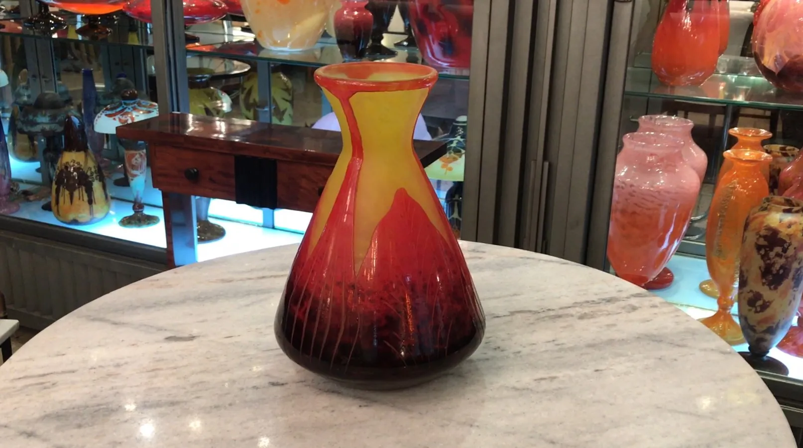 vase en verre signé le verre aux couleurs vibrantes dans une vitrine ancienne