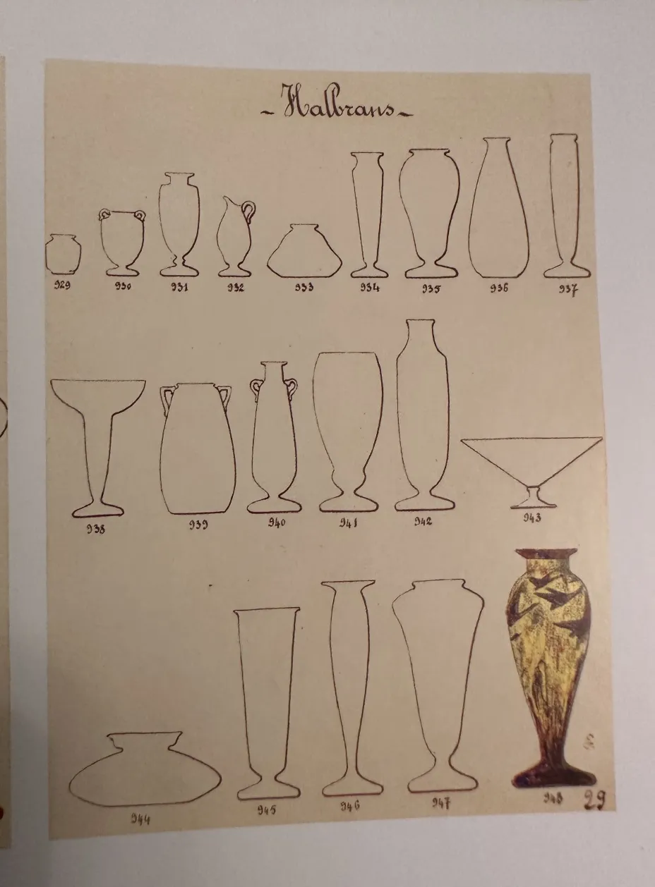 disegno di vari tipi di vetro firmato (le verre) antico su sfondo chiaro