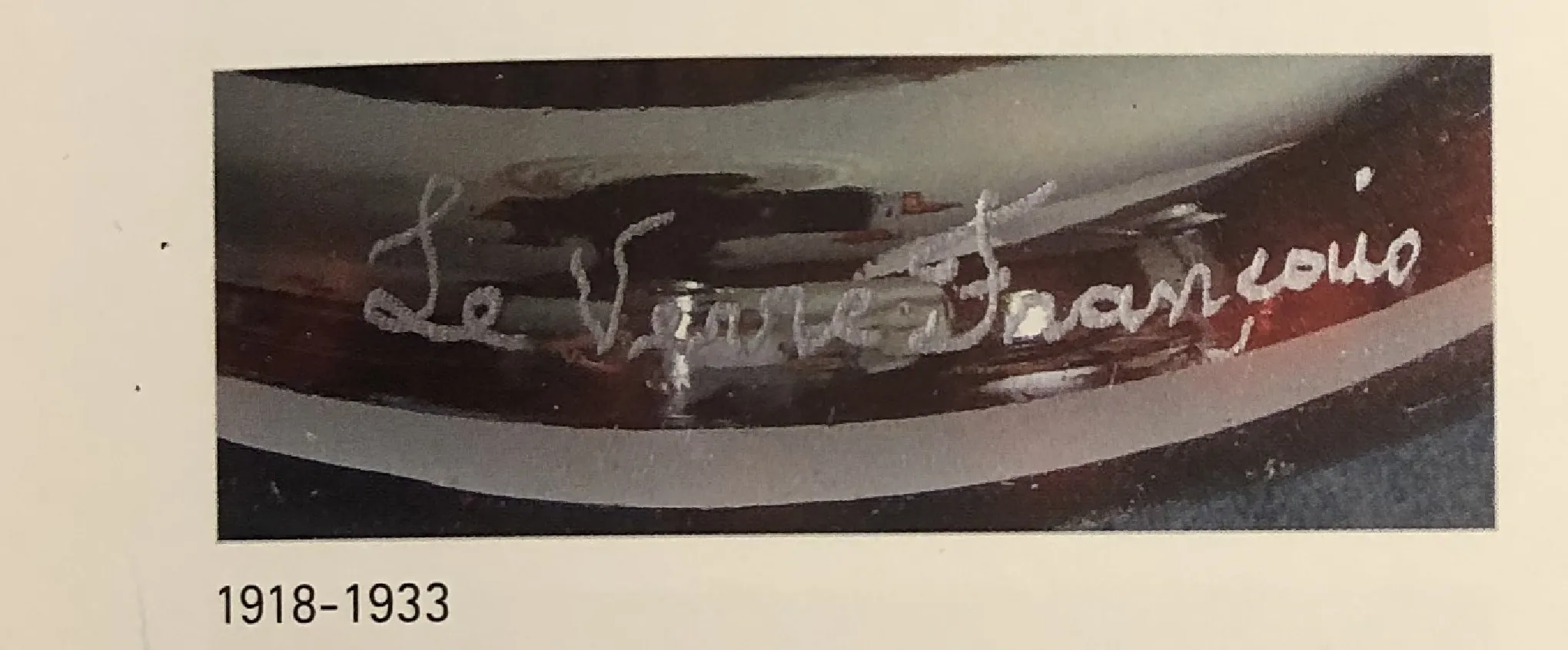 Vidrio antiguo con firma, Le Verre, fondo desenfocado