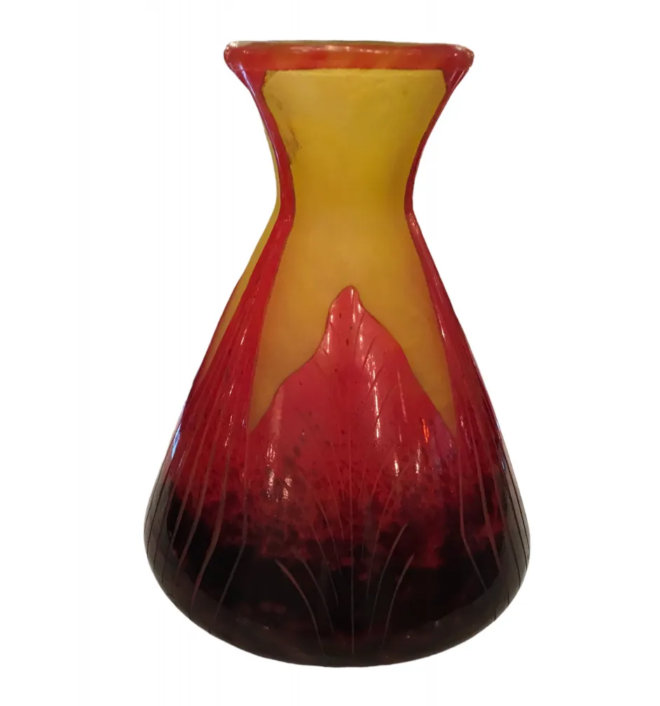 Vase ancien en verre signé Le Verre, avec des tons jaunes et rouges.