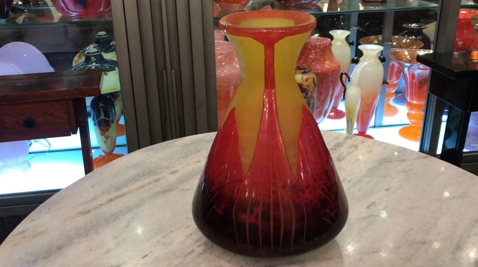 عرض أمامي لزجاج موقّع أنيق le verre بألوان حمراء وصفراء