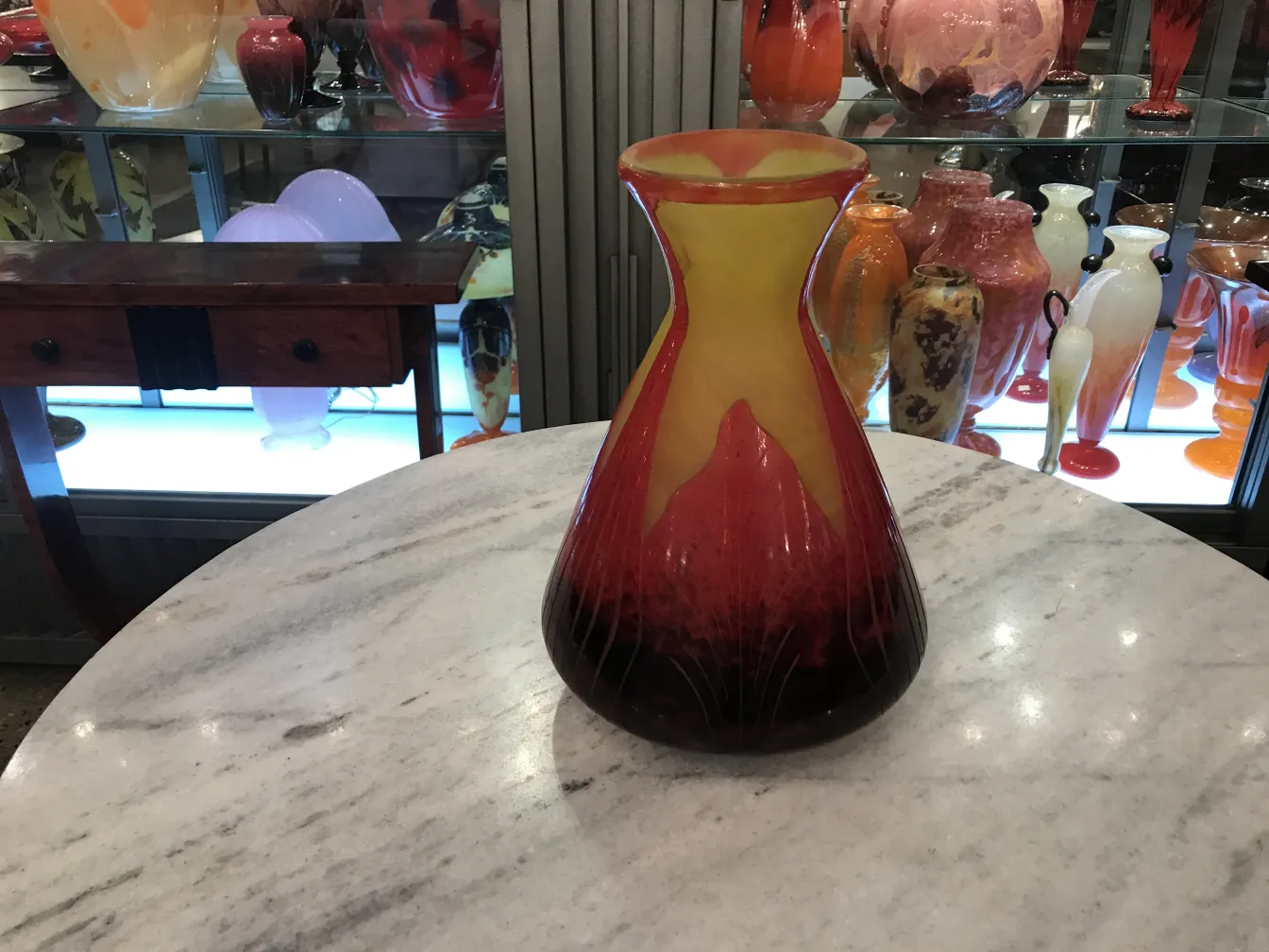 앤틱 서명된 유리 화병 (Le Verre), 따뜻한 색상.