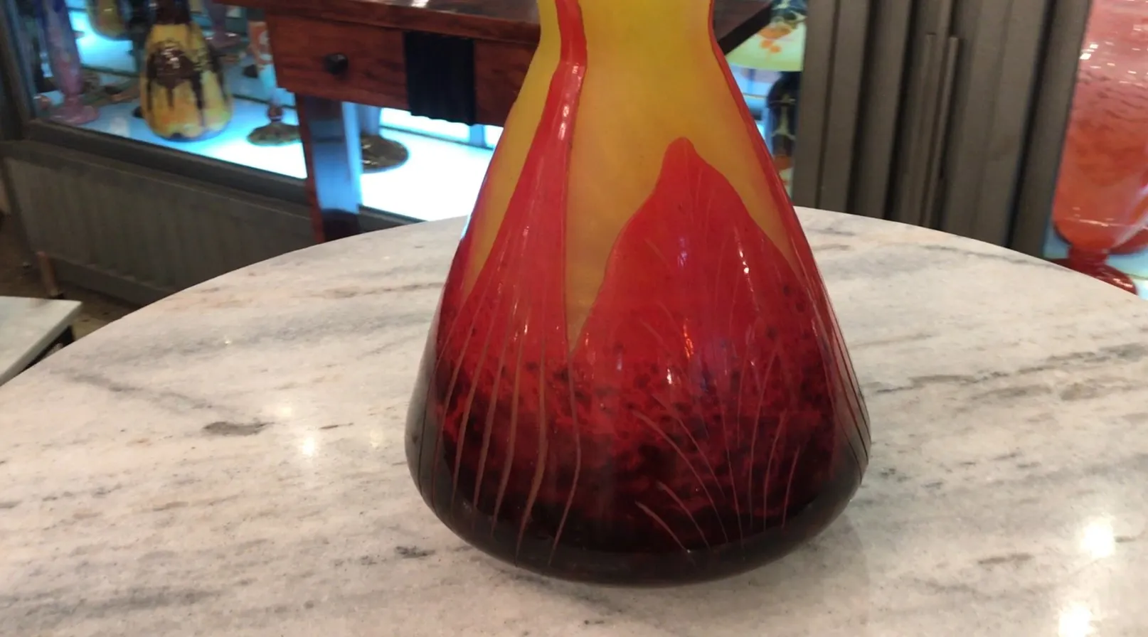 زجاج موقّع ملون (Le Verre) مع شكل أنيق، خلفية داكنة