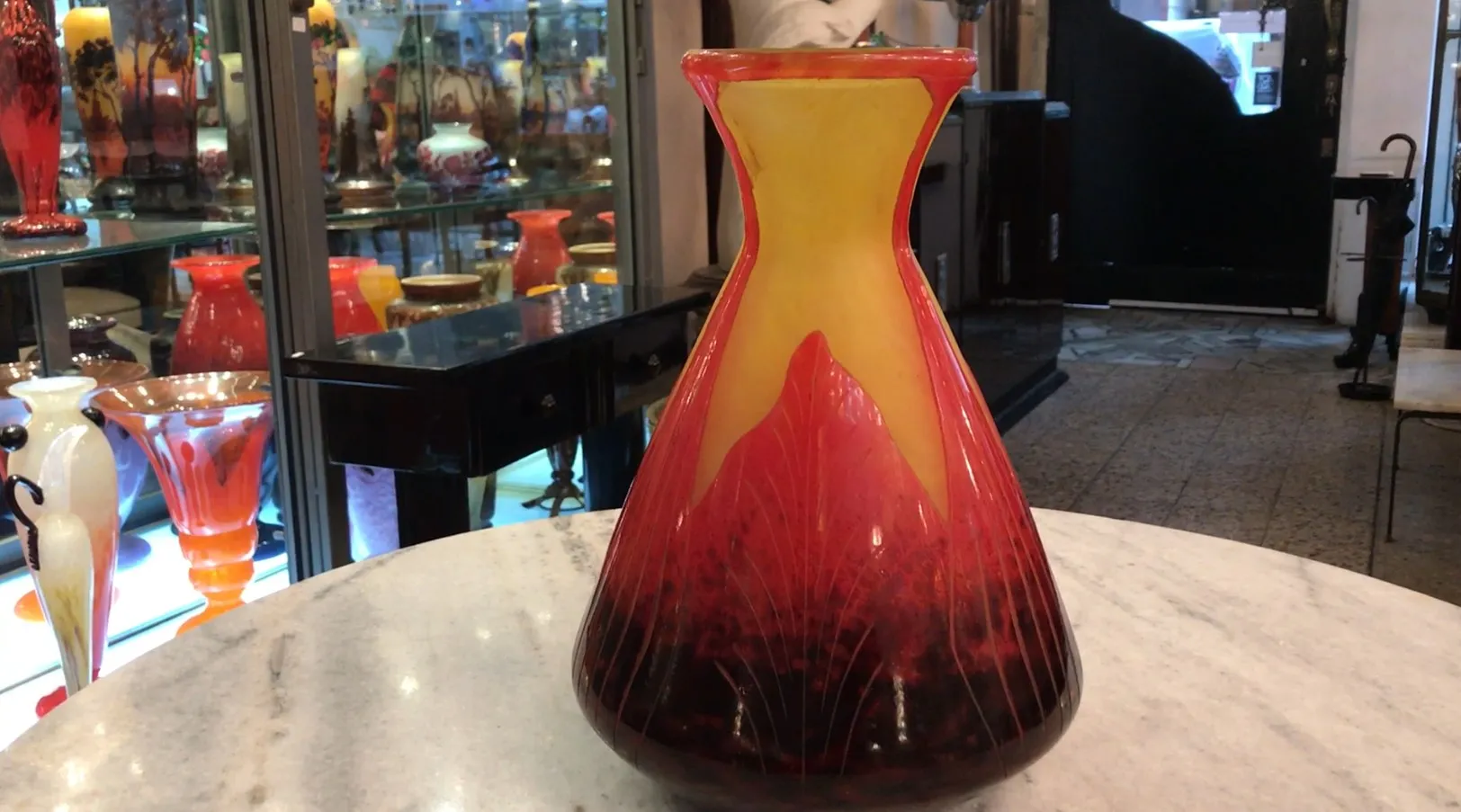 赤と黄色のトーンのサイン入り花瓶