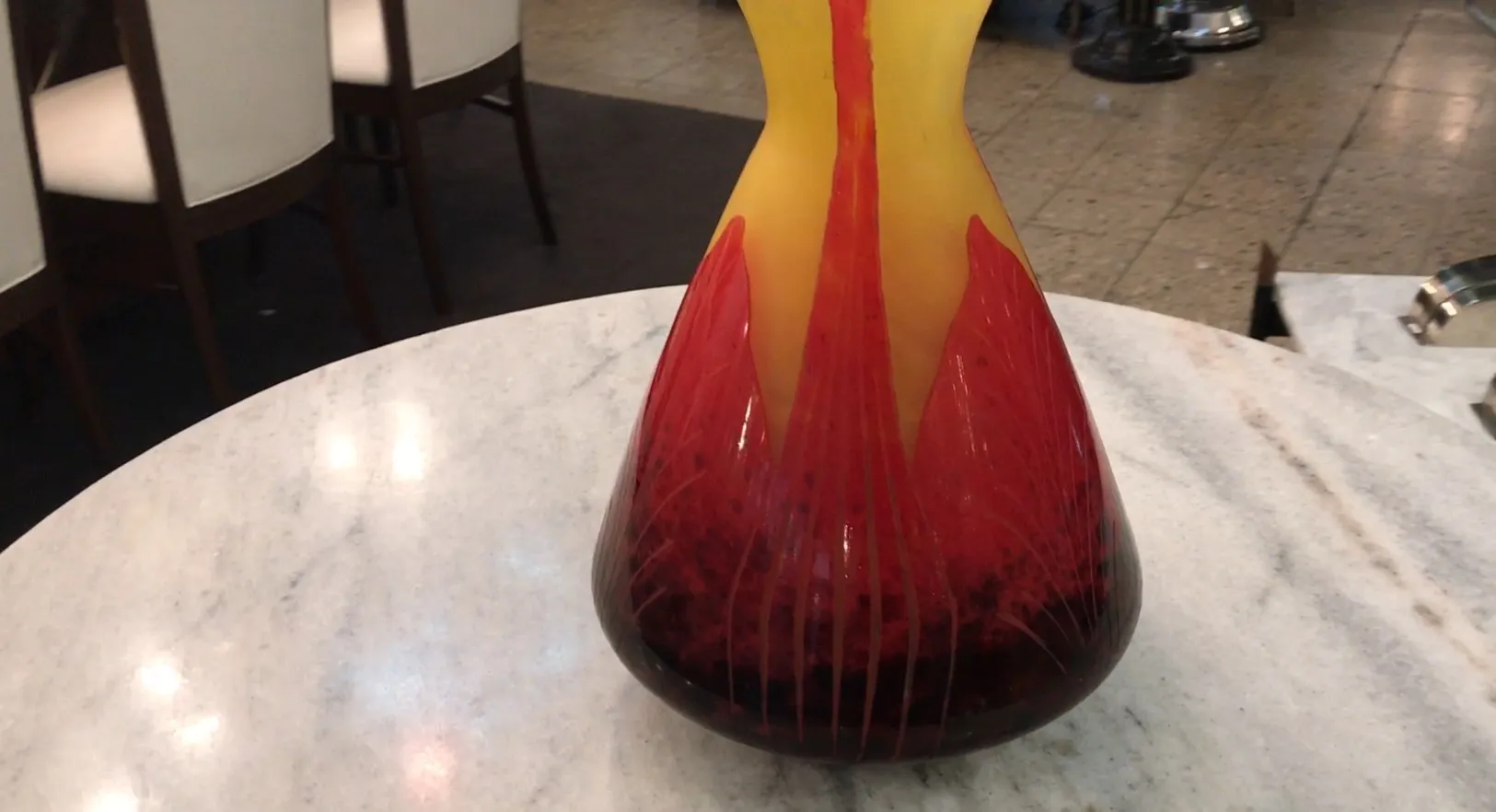 Antigüedad con forma elegante en tonos rojos y amarillos sobre fondo blanco