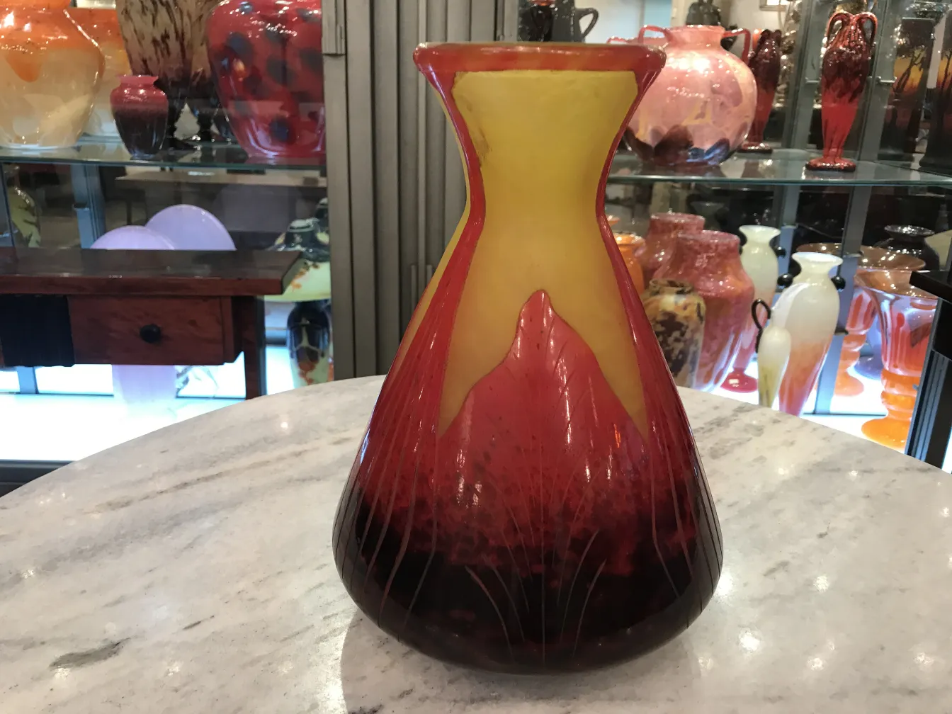 jarrón antiguo Le Verre en tonos amarillos y rojos con decoración elegante