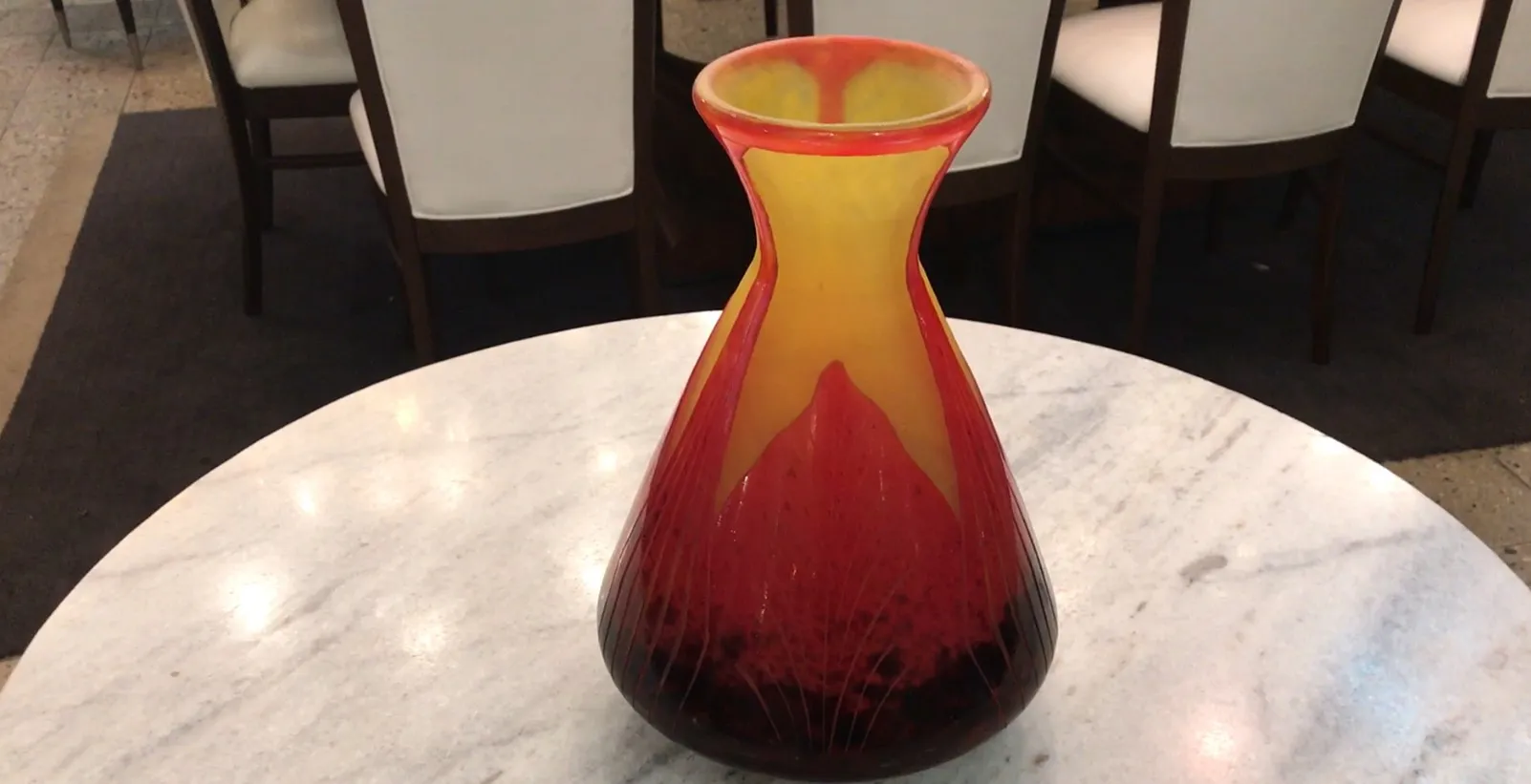 Bel vetro antico in tonalità rosse e gialle, decorativo, firmato.