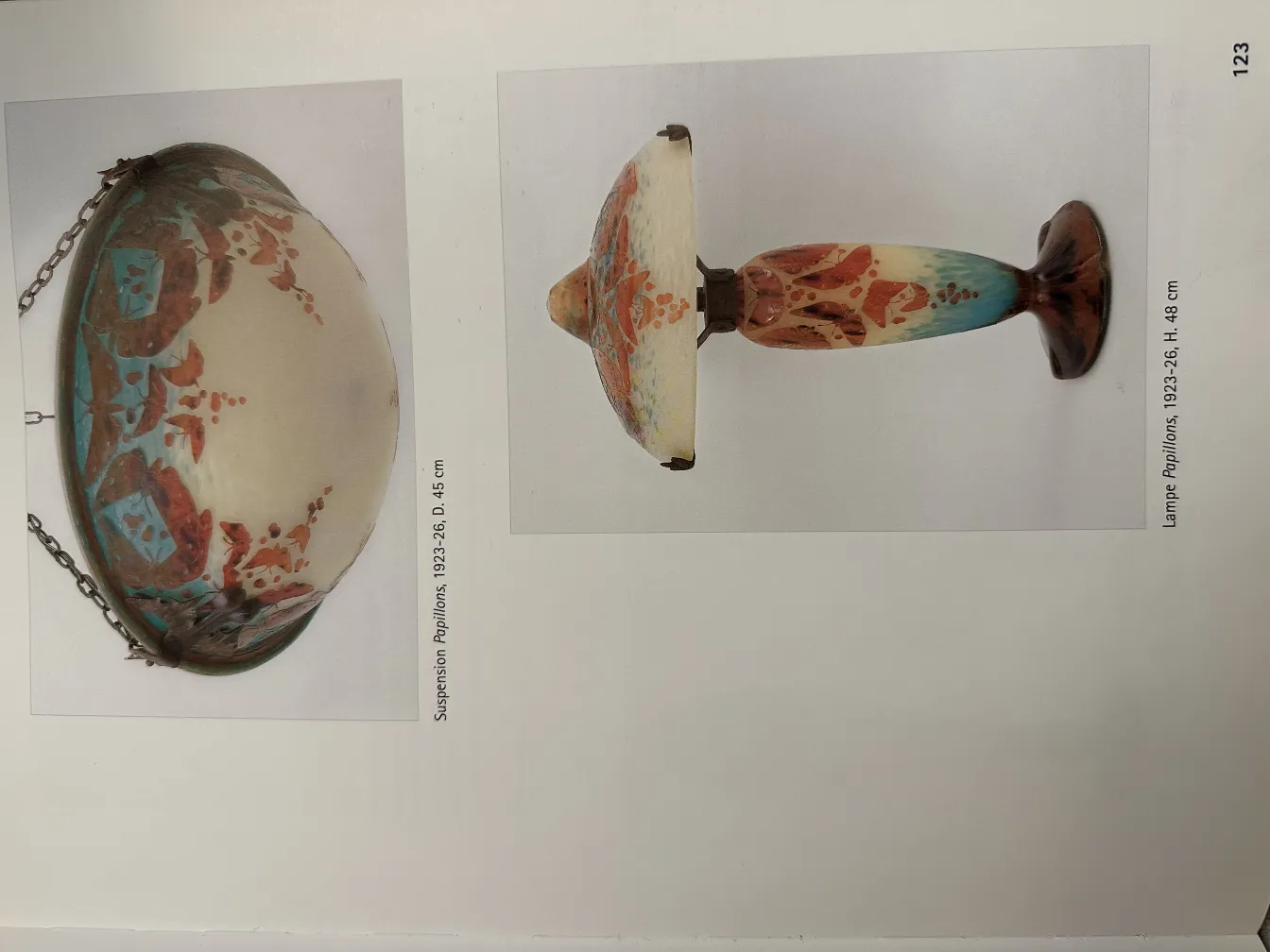 Lámpara decorativa de vidrio firmado con motivos coloridos.