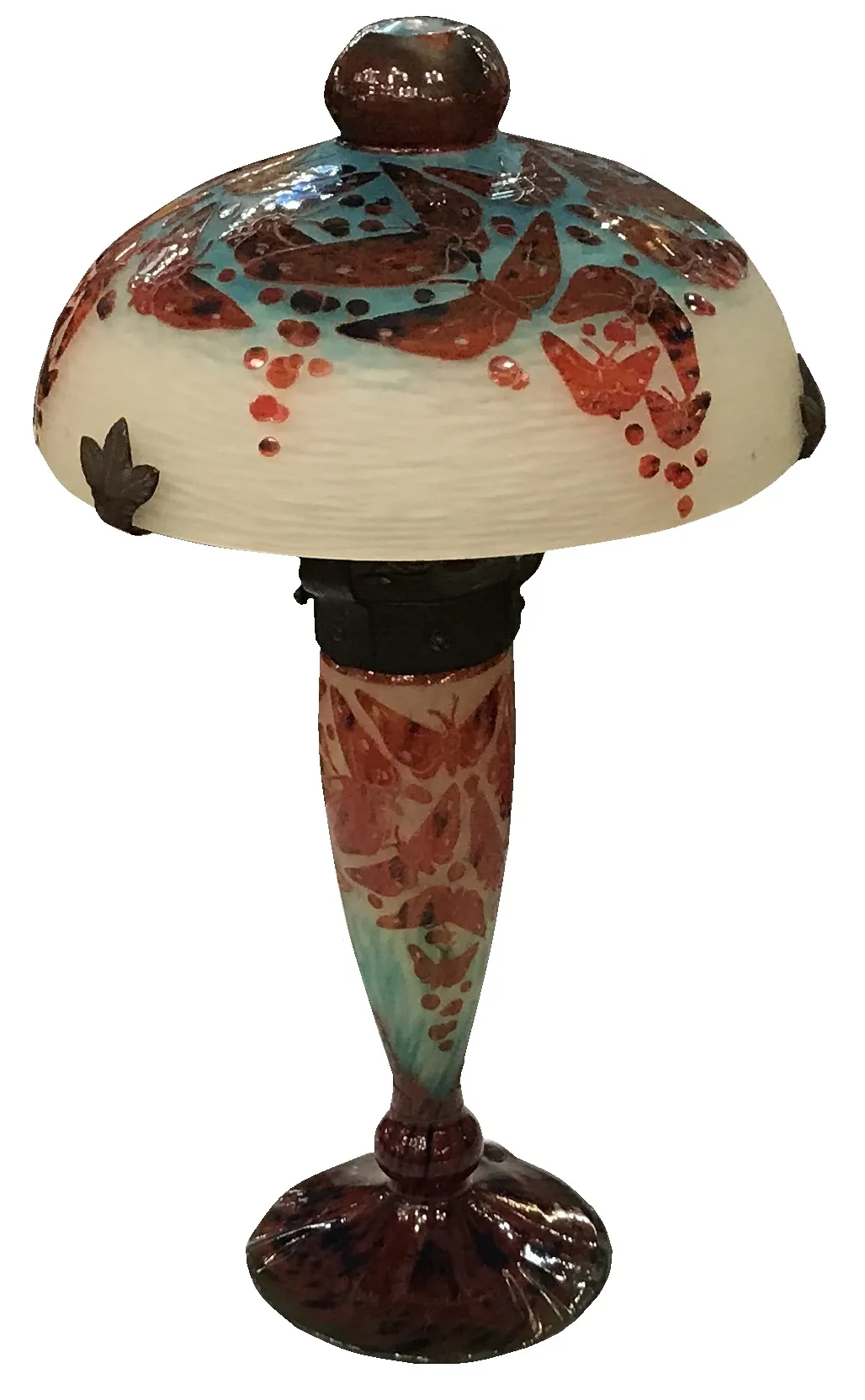 Lampada antica in vetro firmato con farfalle decorative e base elegante.