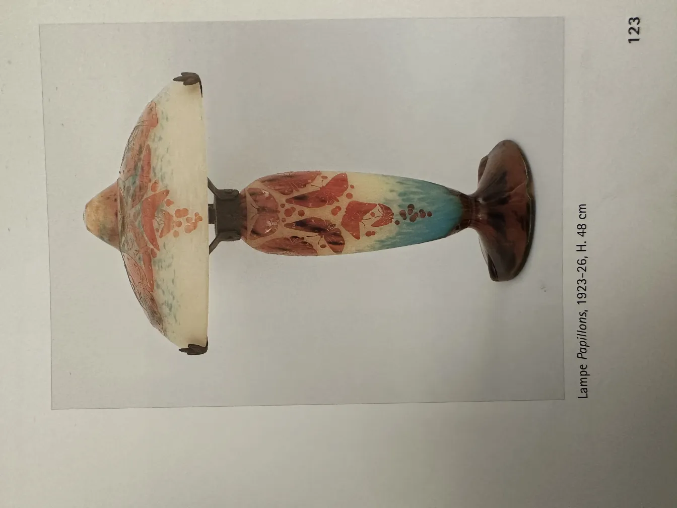 화려한 디자인과 꽃무늬 장식이 있는 서명 유리잔