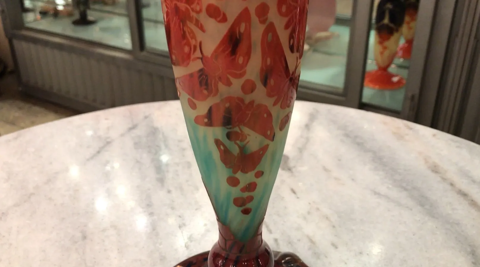 Vidro assinado Le Verre com decoração de borboletas vermelhas