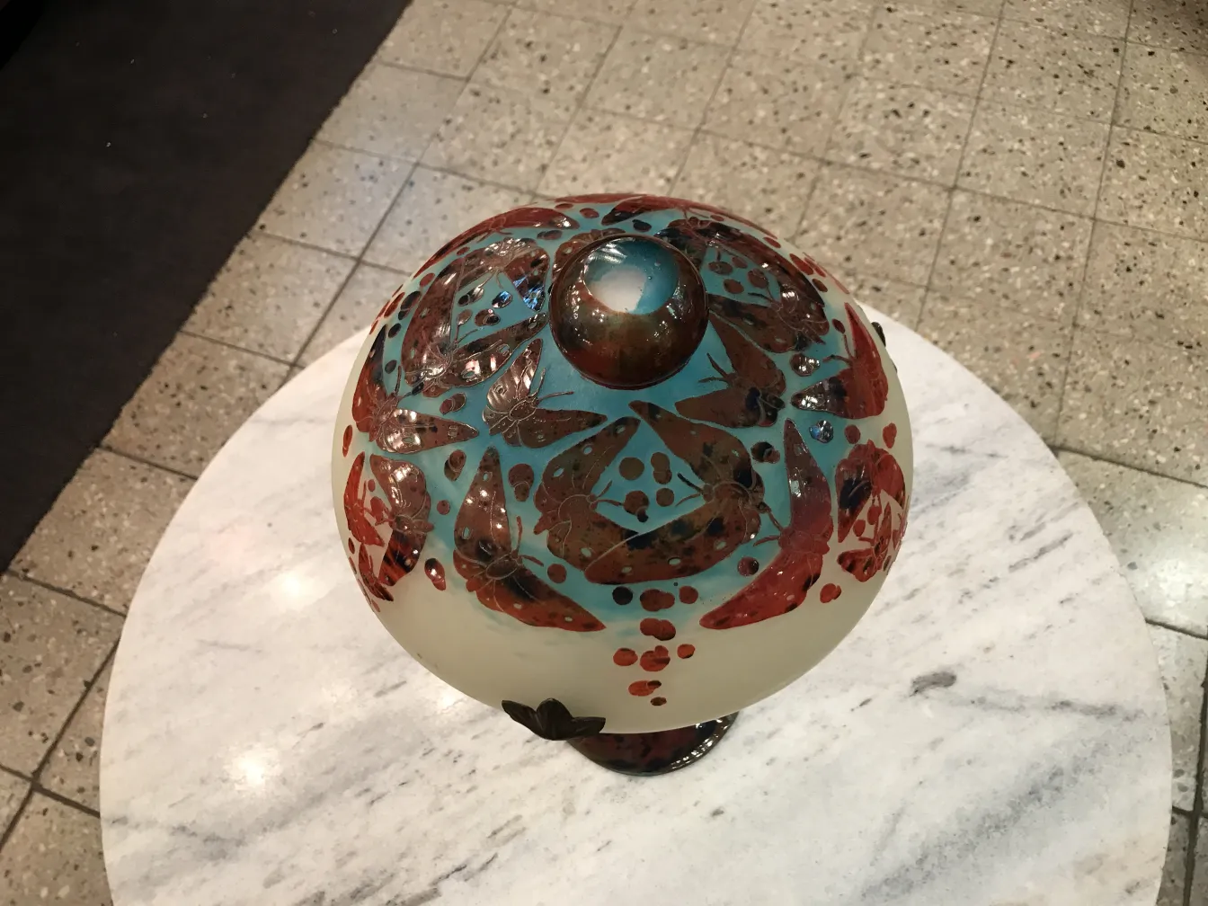 带有优雅彩色设计的签名玻璃灯le verre