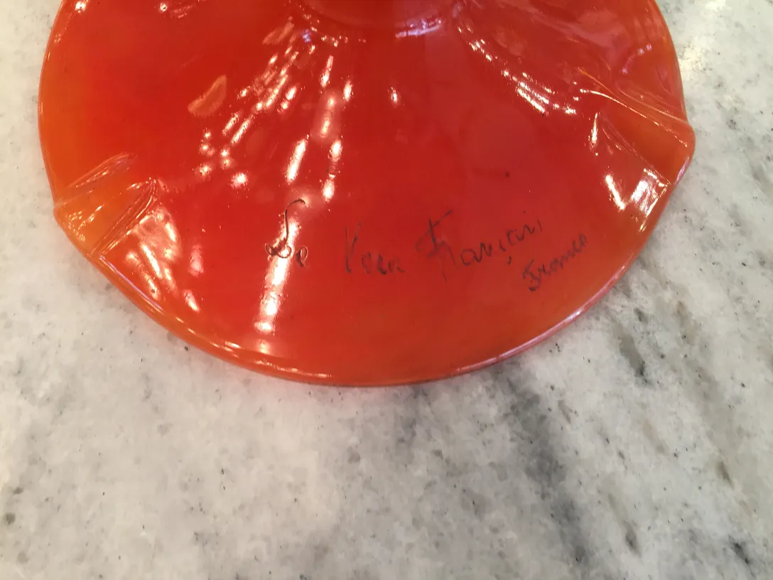 verre signé orange vif avec signature clairement visible.