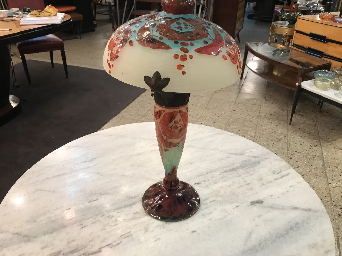 Antike Lampe mit buntem Design und signiertem Glas Le Verre auf einem Tisch