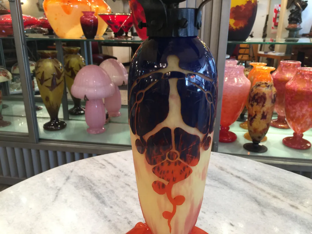 Vaso antiguo de vidrio firmado Le Verre con colores vivos y diseño distintivo