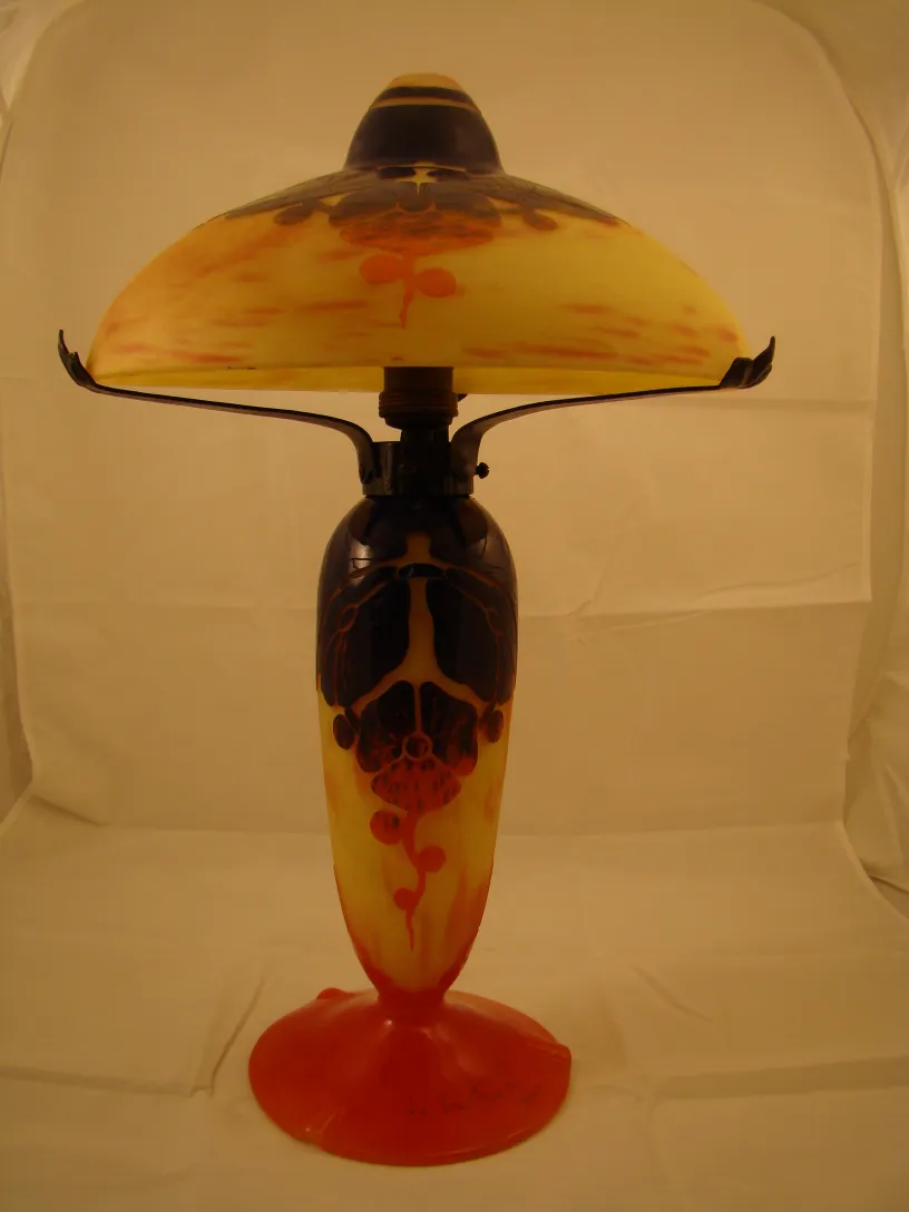 Lampada antica in vetro firmato Le Verre con tonalità gialle e arancioni.