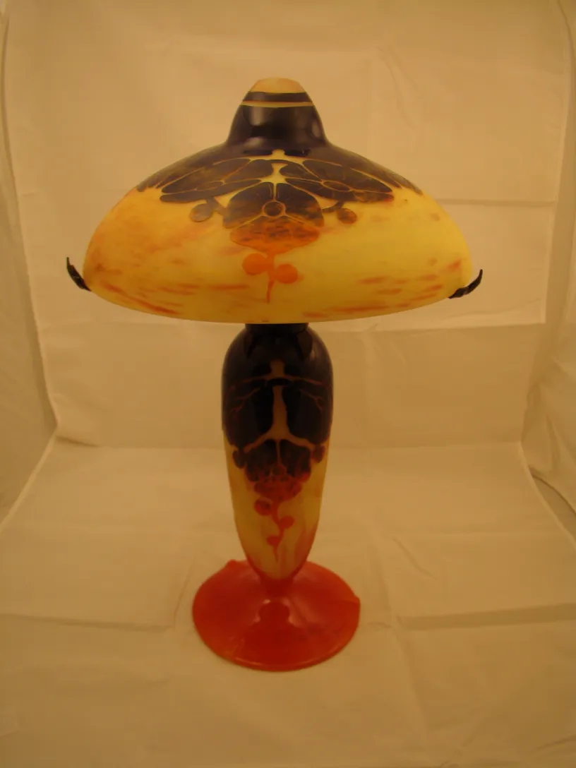 Antike Lampe aus signiertem Glas Le Verre mit gelben Tönen und dunklen Details.