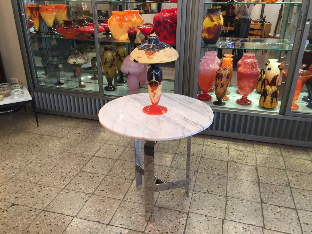 サイン入りアンティークグラス（Le Verre）背景にカラフルなデザイン