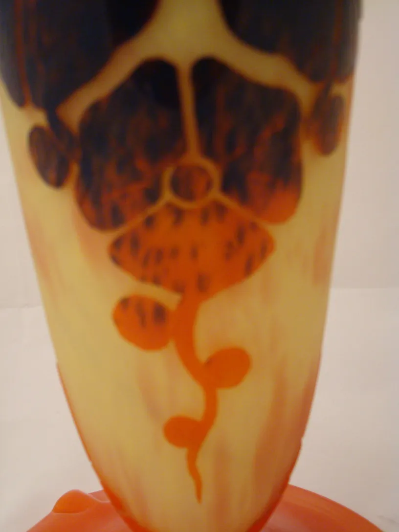 Signiertes Glas Le Verre mit lebhaften Farben und künstlerischem Design