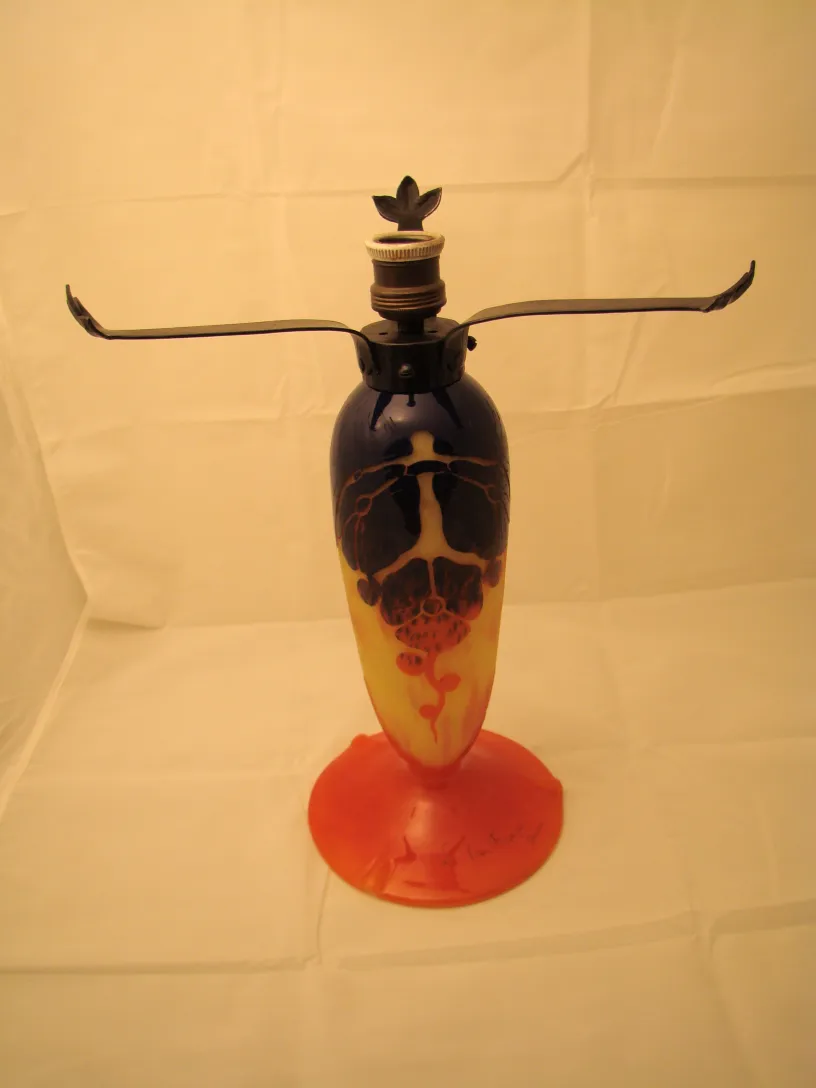 ユニークなデザインとカラフルなベースを持つ古いガラスランプ。