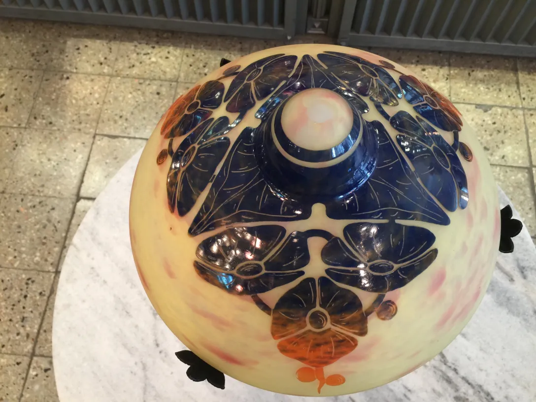 Detalhes de um vidro assinado Le Verre antigo com decorações