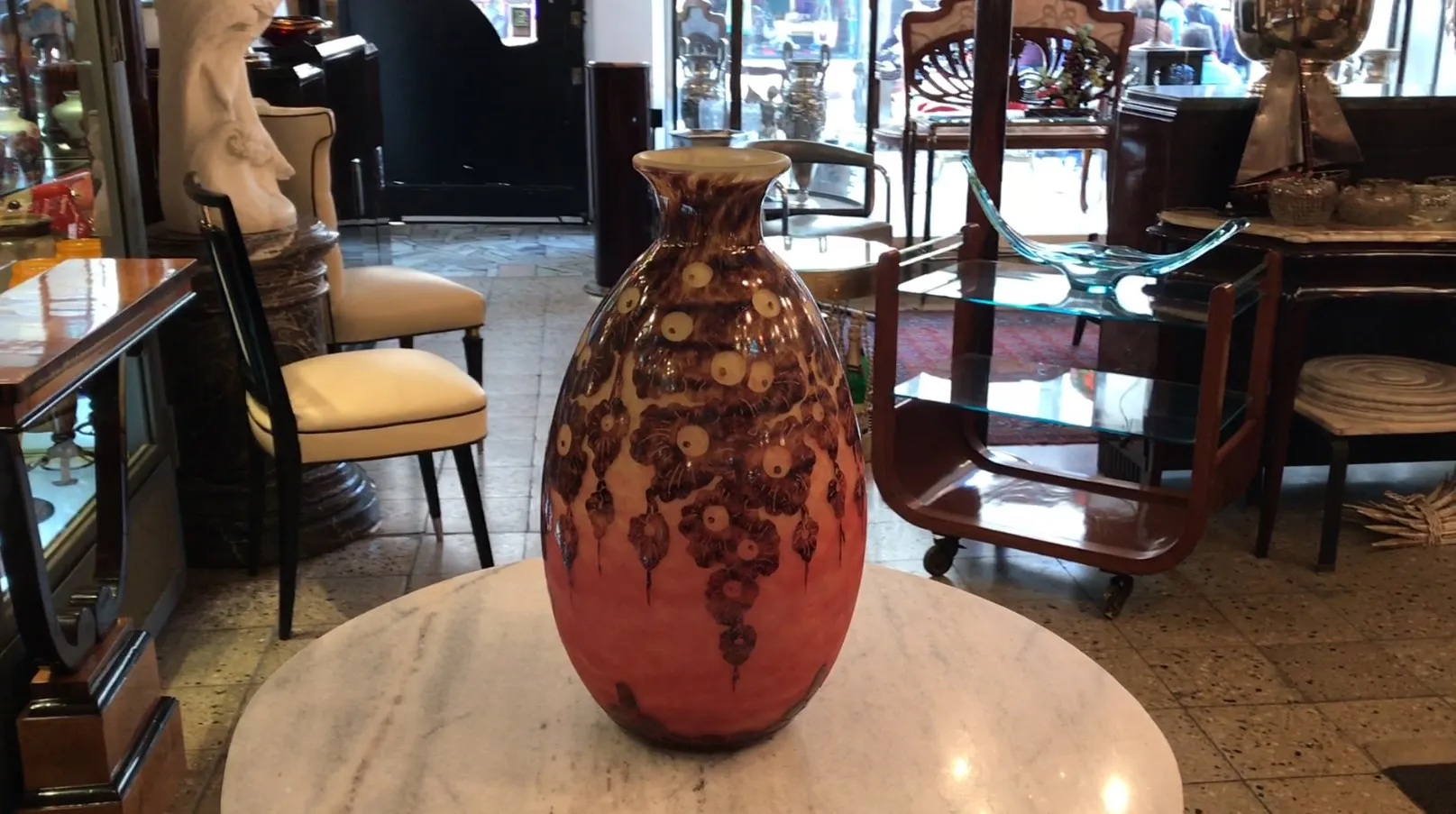 オレンジと茶色の花模様のあるアンティーク花瓶