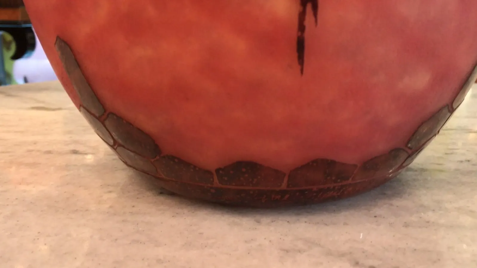 Vidro assinado antigo Le Verre com design colorido distinto e base decorativa.