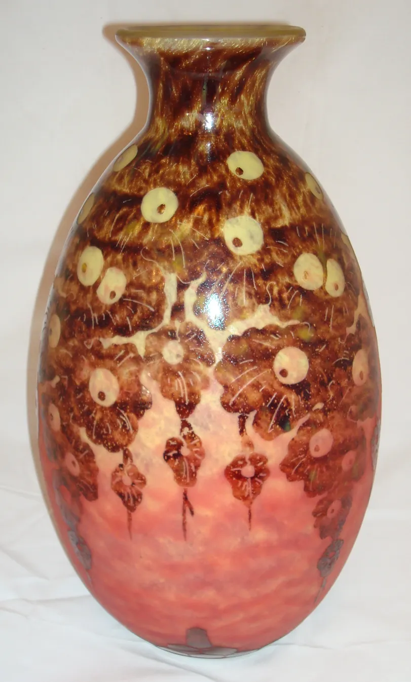 jarro antigo de vidro com decoração floral em tons de marrom e rosa