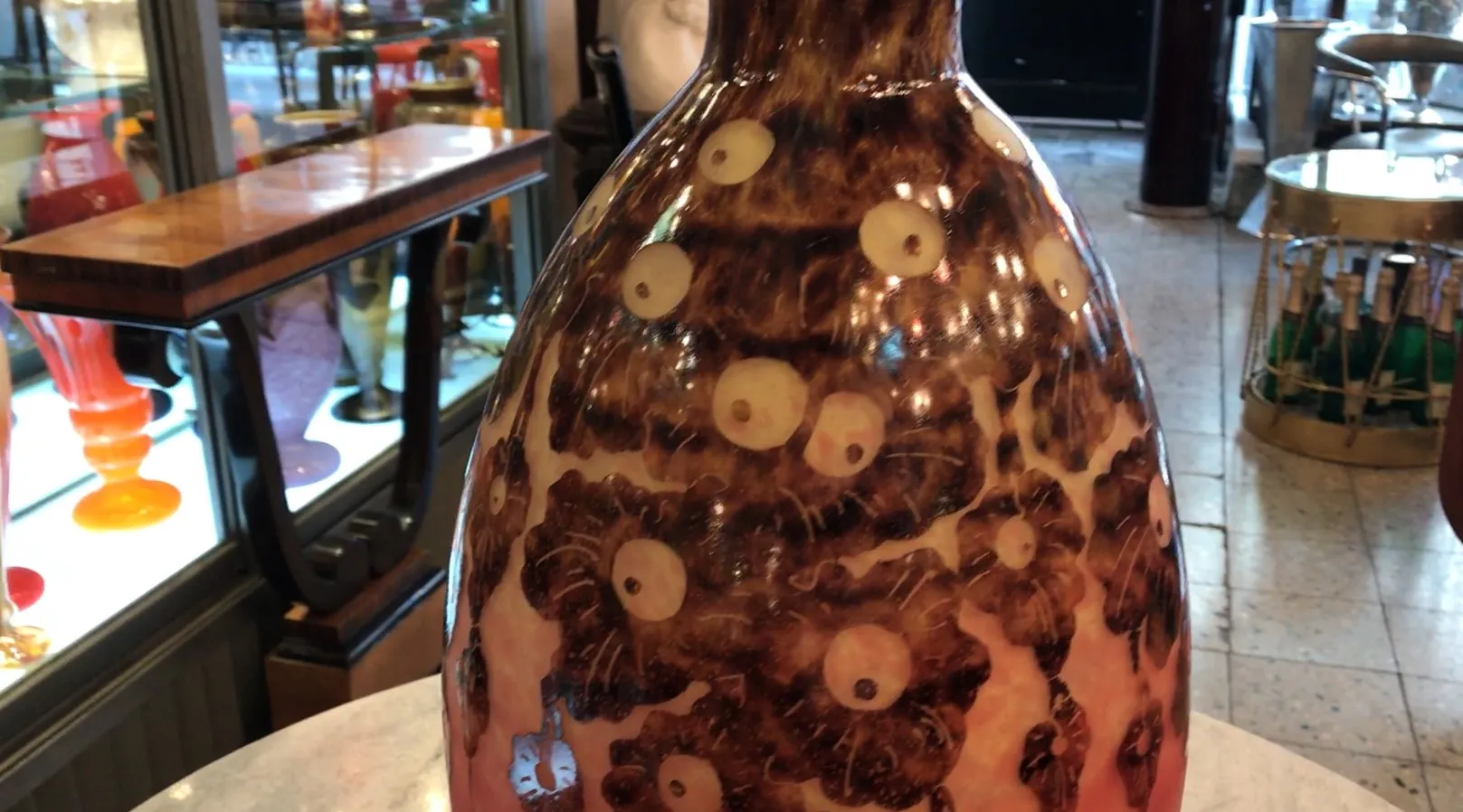 vidrio firmado con patrones de color marrón y beige, antigüedad